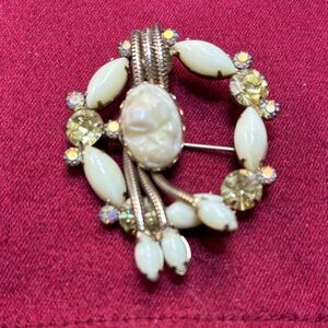 Vintage White and Gold Floral Cameo Brooch - Women Jewelry